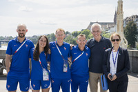 Auch beim Gruppenspiel zwischen den Niederlanden und Frankreich wurde die Brücke zum Ort der Begegnung: Foto: Andreas Zimmermann