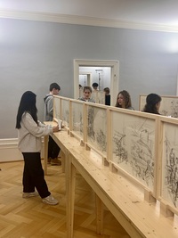 traducción no disponible – Schülerinnen und Schüler im Fach Bildnerisches Gestalten am Gymnasium Bäumlihof Basel in der Ausstellung Paris sans fin