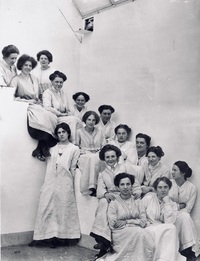 © MARKK, Fotografische Sammlung (Fotograf:in unbekannt).Fünfzehn Zeichnerinnen posieren auf der Treppe fürs Gruppenbild. Die vor dem Ersten Weltkrieg entstandene Fotografie lässt auf eine starke Zusammengehörigkeit und einen vitalen Teamgeist schliessen