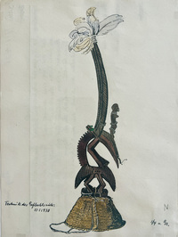 © MARKK. Maske. Beschreibung: Kappe aus bastartigem Geflecht mit Aufbau aus Holz, eine weibliche menschliche Gestalt mit Ohren & Hörnern eines Tieres ist darauf gebunden mit geschnitztem Ornament. Weisse, grüne und schwarze Perlen und Federbüschel