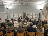 Isabel Zürcher, Kunsthistorikerin und Mitglied Team FOR ART und Friedrich von Bose, Direktor Museum der Kulturen Basel, in der Ausstellung "Zeichnerinnen des Inventars", Basel. Isabel Zürcher, Kunsthistorikerin und Mitglied Team FOR ART und Friedrich von Bose, Direktor Museum der Kulturen Basel, in der Ausstellung "Zeichnerinnen des Inventars", Basel.