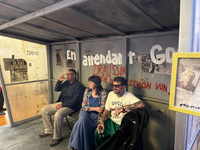 Künstler Franz Burkhardt mit Wartenden in seiner Installation BANCA. Wenn schon kein Bus kommt, dann wenigstens ein Drink