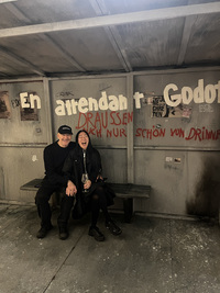 Edwin und Salomée Faeh warten auch. Der Bus kommt nicht. Die gute Laune schon.