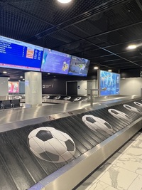 traducción no disponible – «KEEP THE BALL ROLLING» von Klaus Littmann, EuroAirport, Basel, 2025